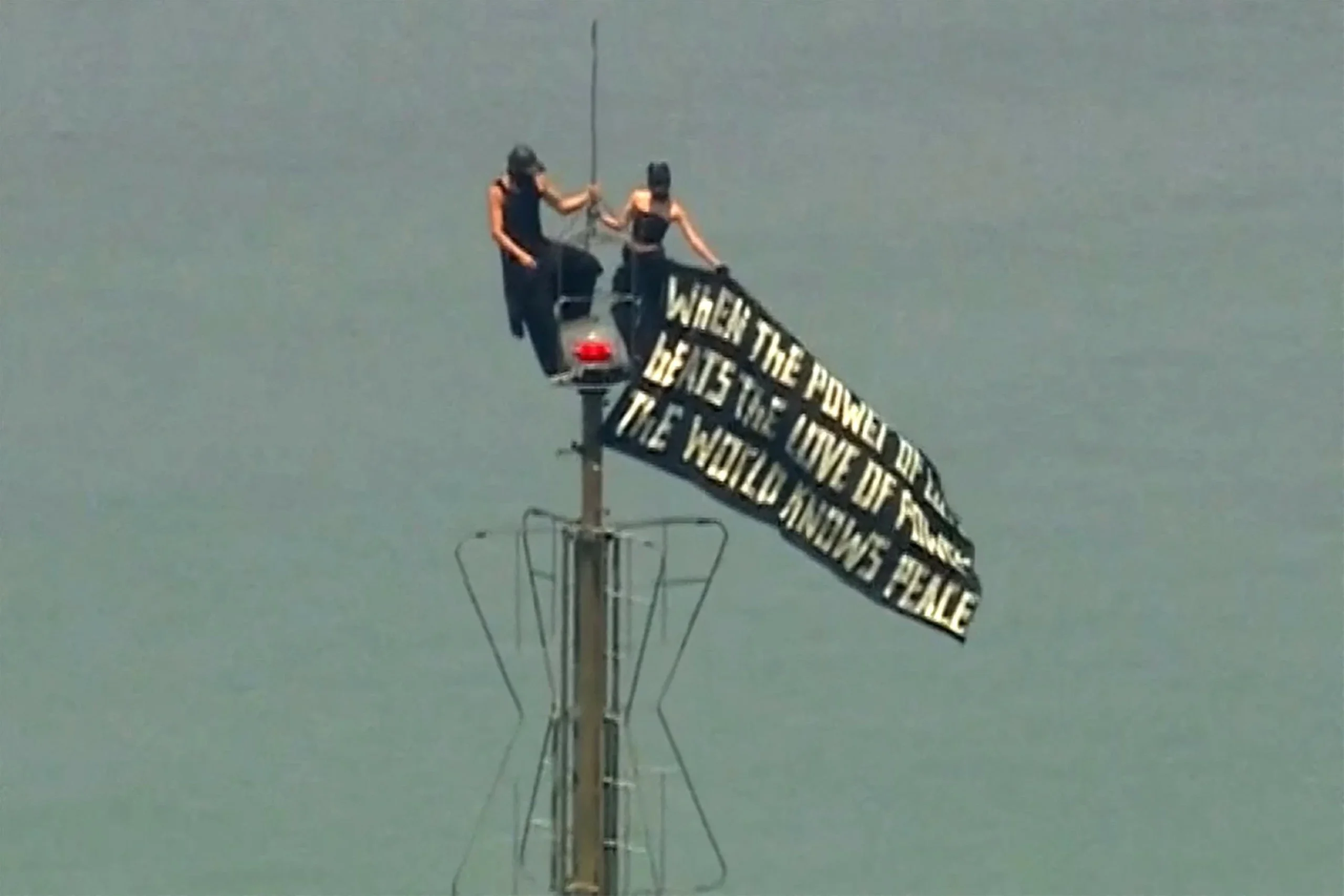 Pair climb to top of Empire State Building for apparent p…