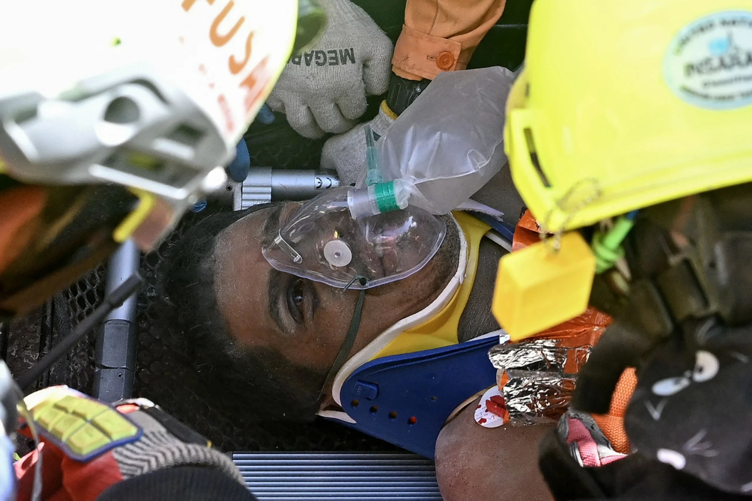 Rescuers dig out Venezuelan security guard 8 days after q…
