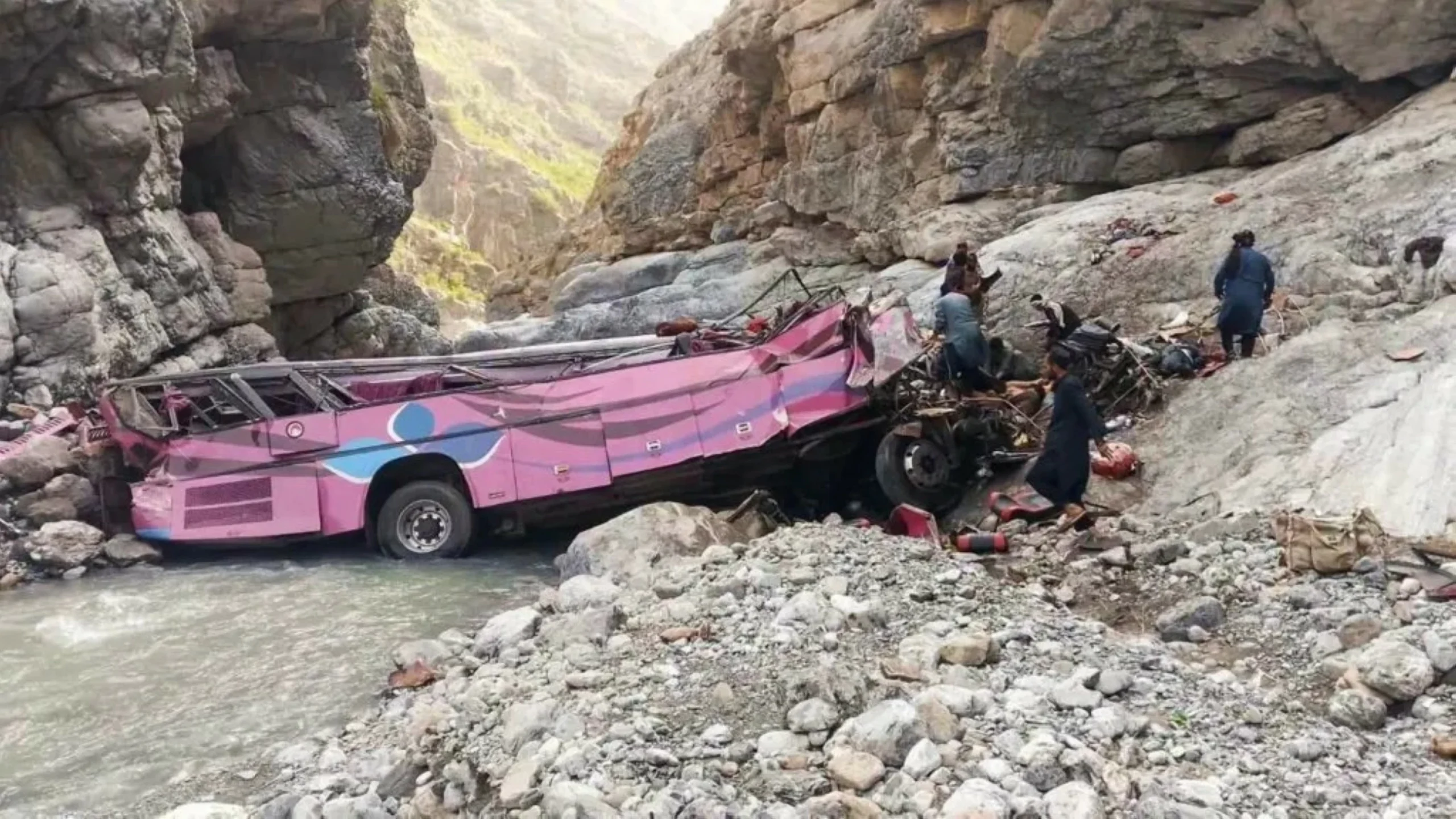40 dead after passenger bus falls into ravine in Pakistan