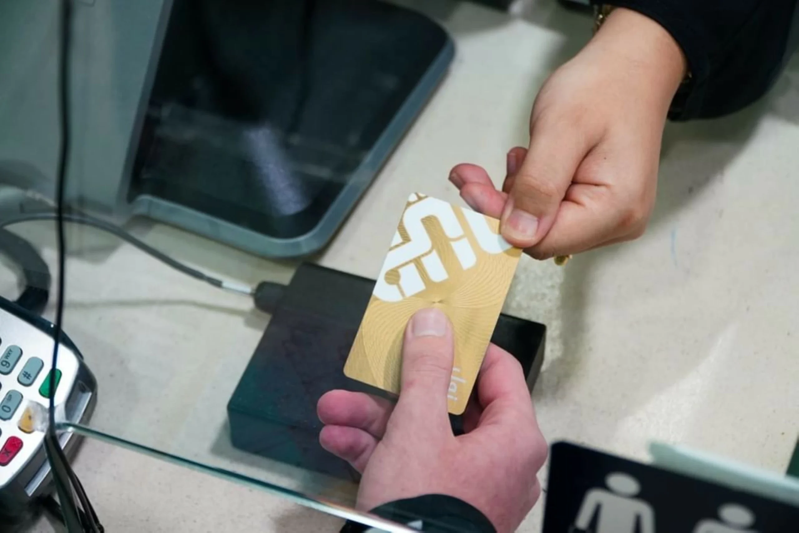 Bank cards can soon be used to pay public transport fares