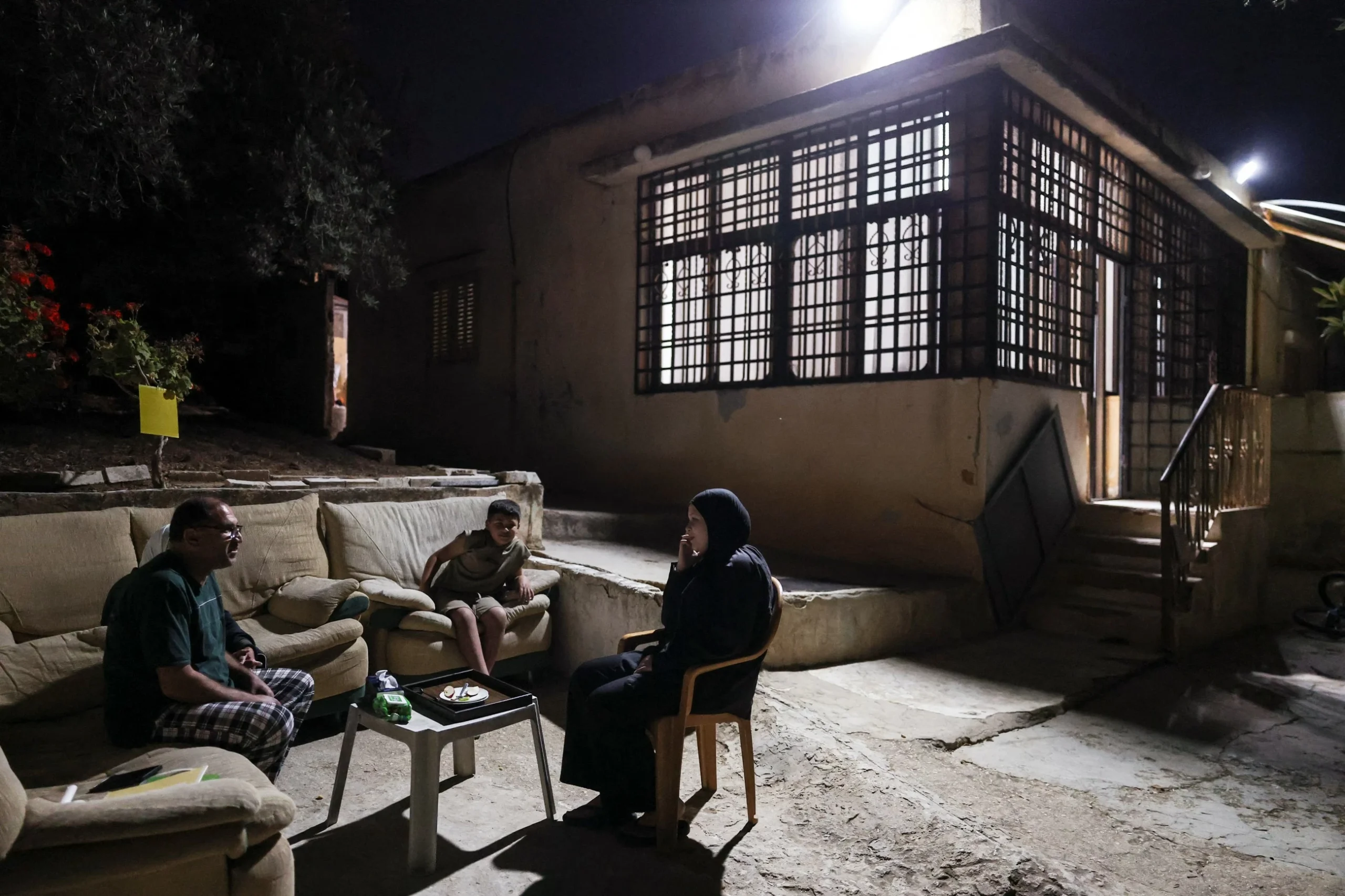 This is how a Palestinian town is defending itself from I…